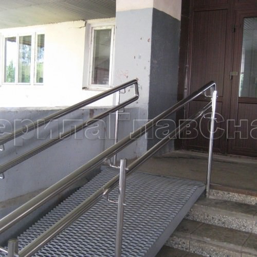 Поручни для лестниц и пандусов: виды и специфика