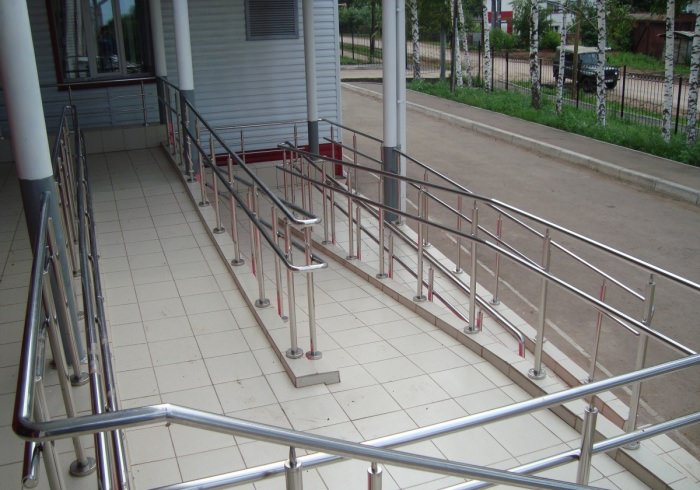 Поручни для лестниц и пандусов: виды и специфика