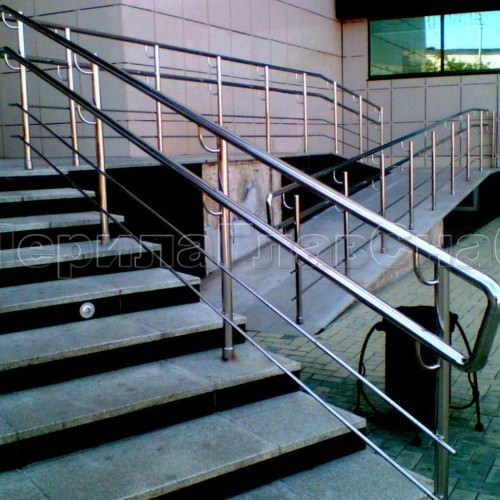 Поручни для лестниц и пандусов: виды и специфика