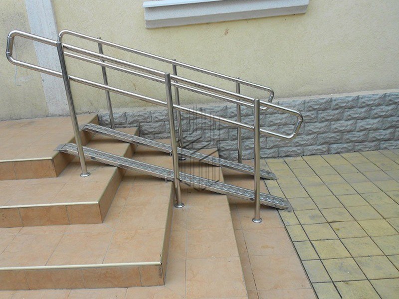 Поручни для лестниц и пандусов: виды и специфика