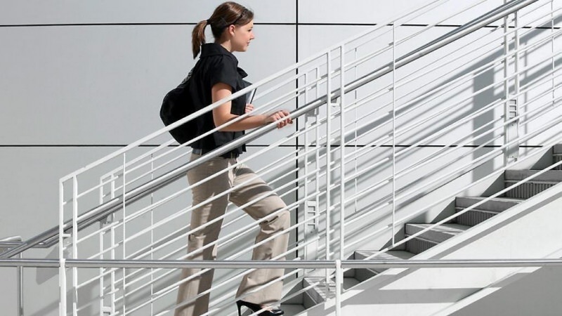 Поручни из нержавейки для лестницы и их главные особенности