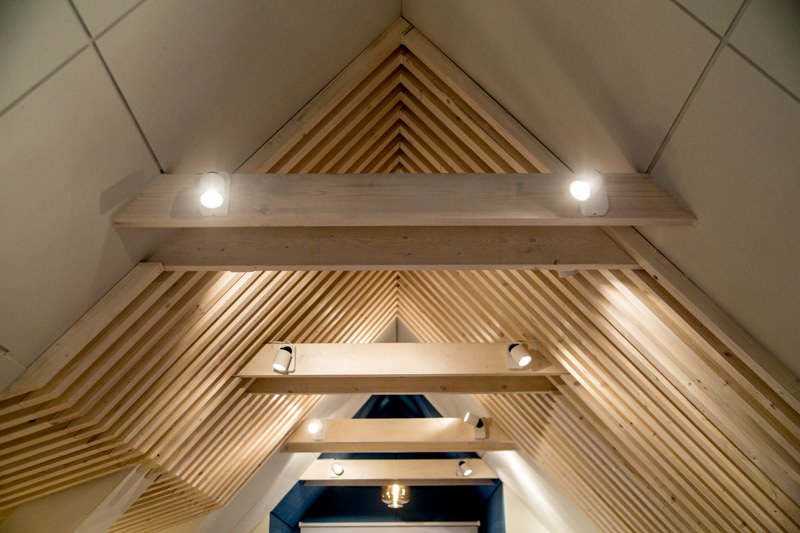 Потолок на мансарде – приговор или упущенная возможность?