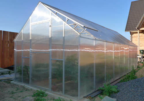 Преимущества двухскатных теплиц из поликарбоната