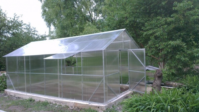 Преимущества двухскатных теплиц из поликарбоната