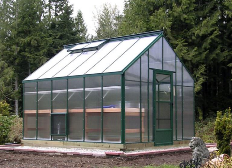 Преимущества двухскатных теплиц из поликарбоната