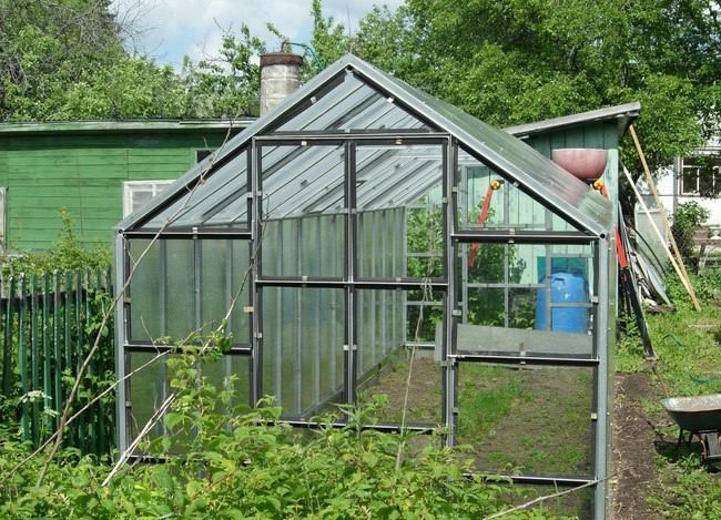 Преимущества двухскатных теплиц из поликарбоната