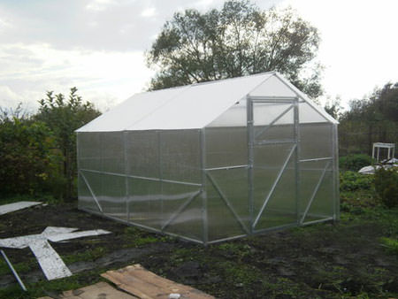 Преимущества и недостатки использования теплиц домиком