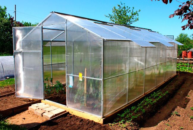 Преимущества и недостатки использования теплиц домиком