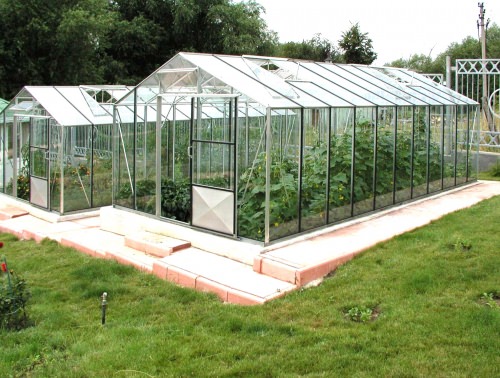 Преимущества и недостатки использования теплиц домиком