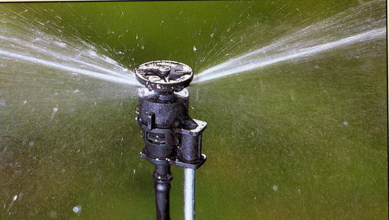 Разбрызгиватели для полива: характеристика видов и особенности эксплуатации