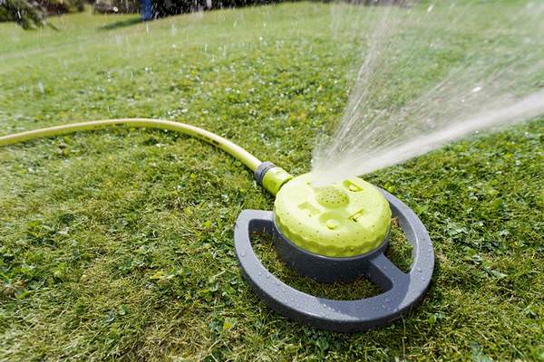 Разбрызгиватели для полива: характеристика видов и особенности эксплуатации