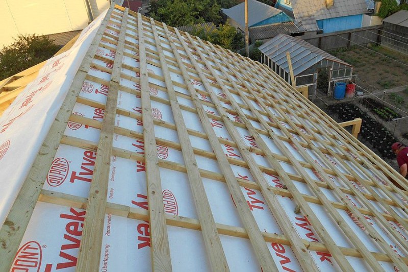 Ремонт кровли из металлочерепицы: рекомендации по реставрации