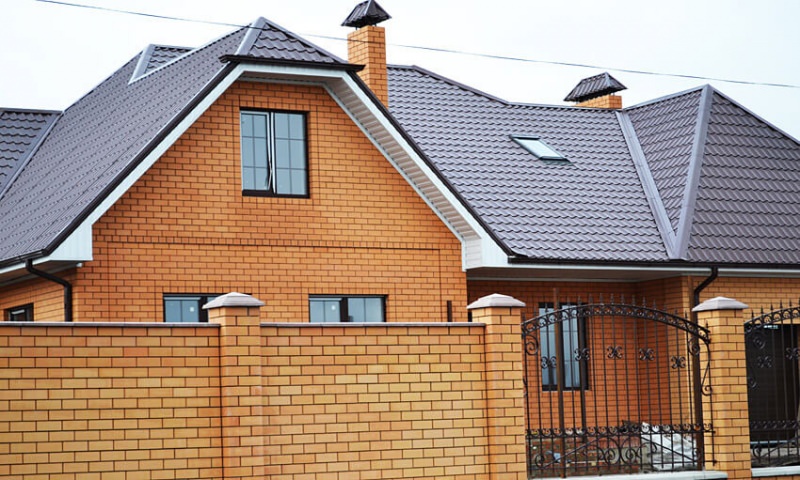 Ремонт кровли из металлочерепицы: рекомендации по реставрации