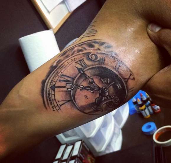 Символическое значение, которое имеет тату часы: виды популярных образов и их смысл