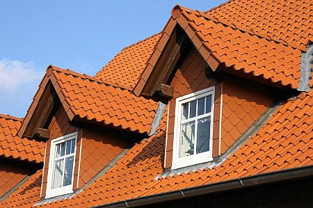 Слуховые окна на чердаке: виды и предназначение конструкции