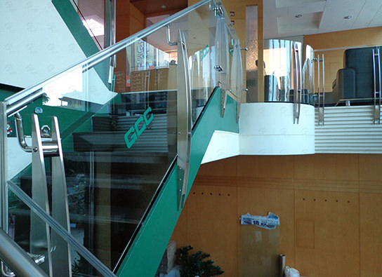 Стеклянное ограждение для лестницы: преимущества и недостатки, способы монтажа
