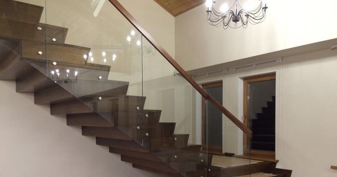 Стеклянное ограждение для лестницы: преимущества и недостатки, способы монтажа