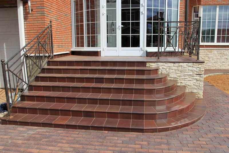 Ступени из керамогранита: критерии выбора и нюансы монтажа