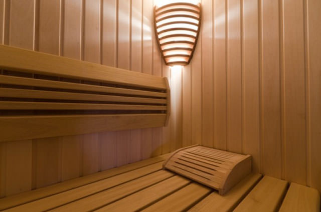 Светильники для сауны и бани: свет в парилке, светодиодное освещение, люстры из дерева, керамические лампы своими руками, лампочки в плафон для саун, фото и видео – всё о банях