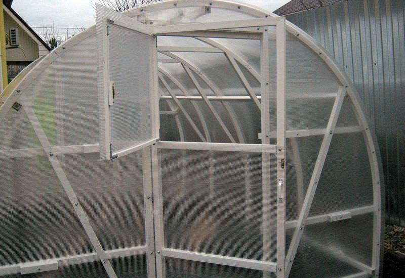Теплица синьор помидор: техническая характеристика и преимущества