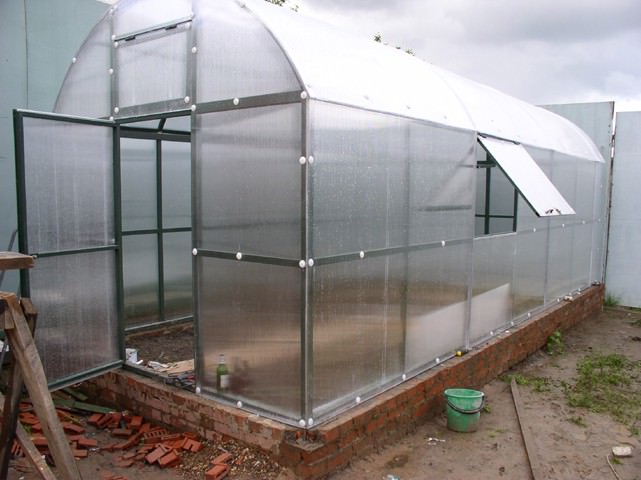 Теплицы: сборка каркаса и монтаж поликарбоната