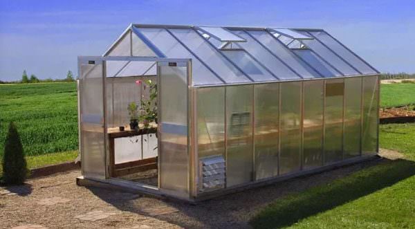 Теплицы своими руками: наиболее правильные и надежные варианты (фото и видео)