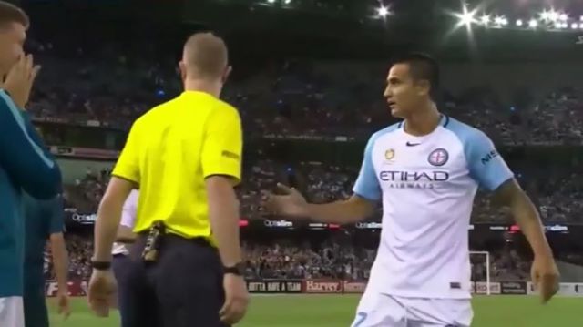 У кого самый сильный удар в мире: в боксе и в футболе, с руки и с ноги, рекорд Гиннеса в кг