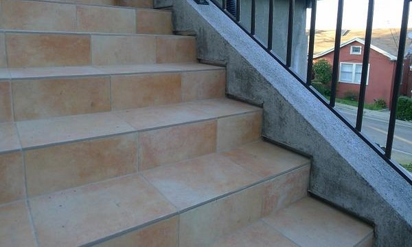 Укладка плитки на крыльцо: как положить (класть) на улице, со ступенями, чем облицевать (отделать)