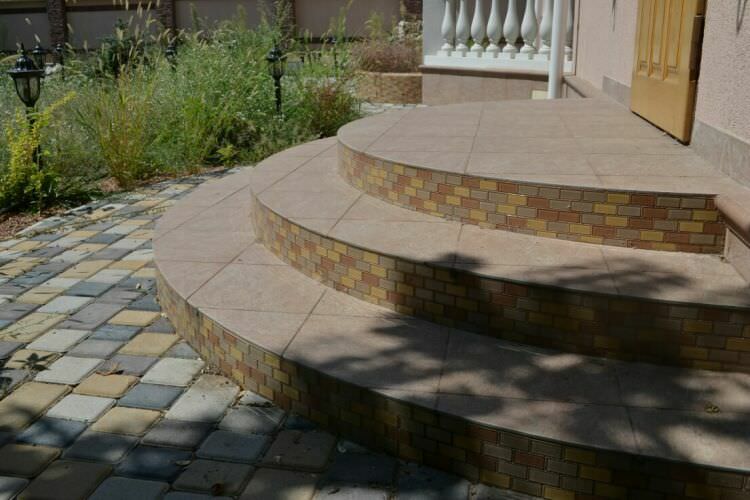 Укладка плитки на крыльцо: как положить (класть) на улице, со ступенями, чем облицевать (отделать)