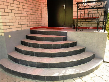 Укладка плитки на крыльцо: как положить (класть) на улице, со ступенями, чем облицевать (отделать)