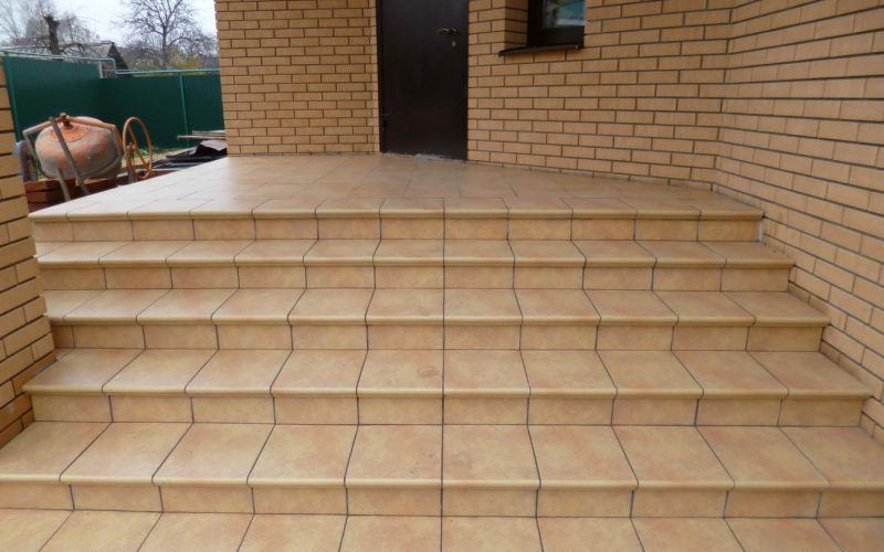 Укладка плитки на крыльцо: как положить (класть) на улице, со ступенями, чем облицевать (отделать)