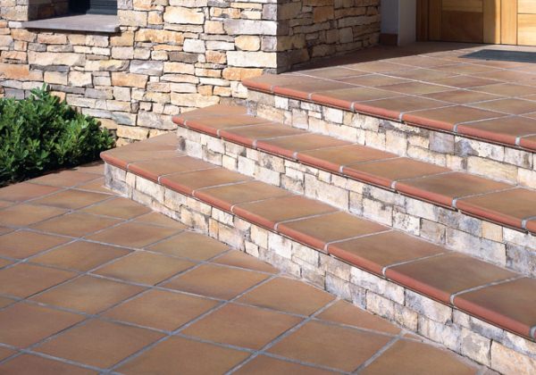 Укладка плитки на крыльцо: как положить (класть) на улице, со ступенями, чем облицевать (отделать)