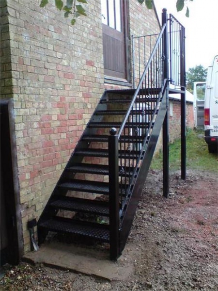 Уличная лестница на второй этаж: ее особенности и виды