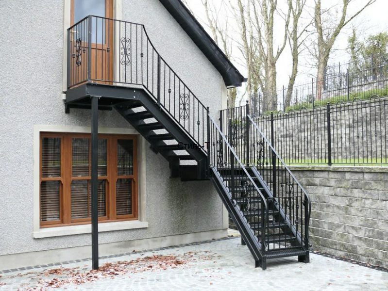 Уличная лестница на второй этаж: ее особенности и виды