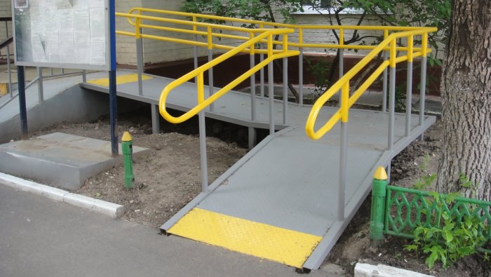 Установка пандуса для инвалидов, требования к конструкции и эксплуатация
