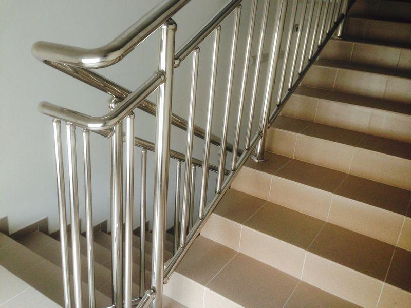 Установка перил: тонкости технологии монтажа