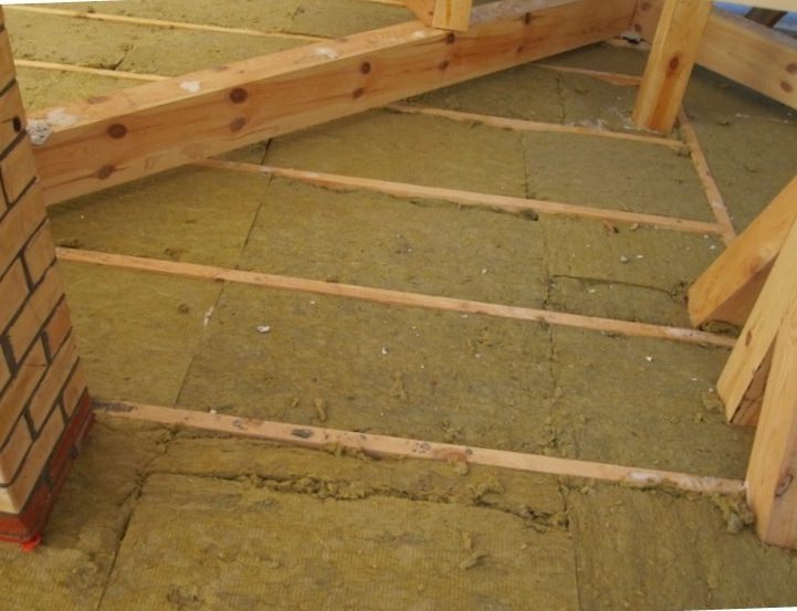 Утеплить деревянное перекрытие разными материалами: специфика и советы