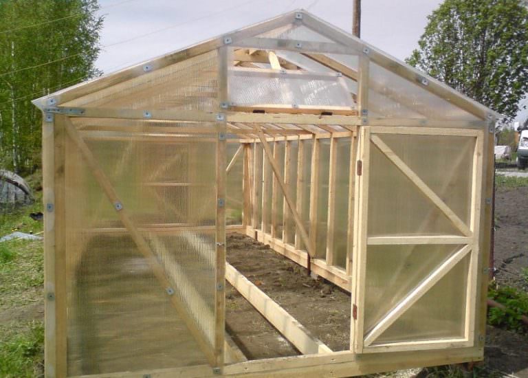 В чем особенности простых теплиц из бруса?