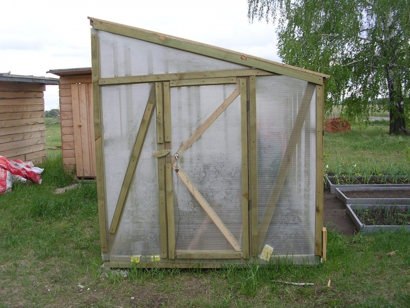 В чем особенности простых теплиц из бруса?