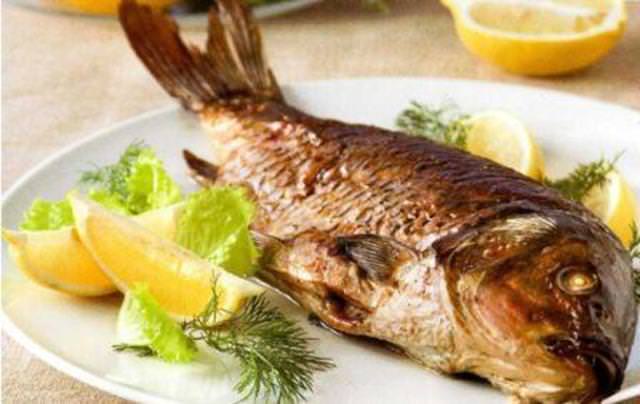 Во сне вы ели жареную рыбу — загляните в сонник и узнайте, что это значит