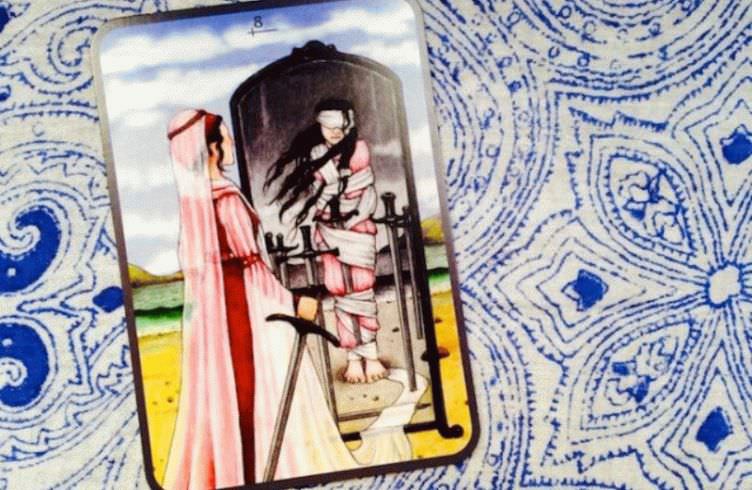 Восьмерка Мечей Таро: символизм карты, ее значение в отношениях