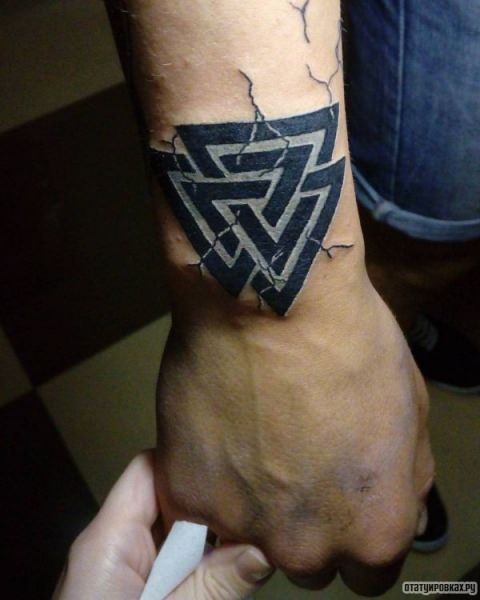 Значение, которым обладает тату с треугольником — символика, кому подходит