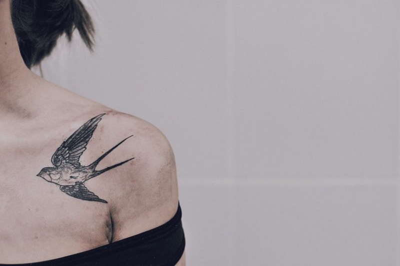 Значение, которым обладает татуировка с ласточкой