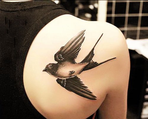 Значение, которым обладает татуировка с ласточкой