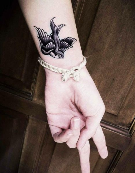 Значение, которым обладает татуировка с ласточкой