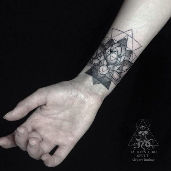 Значение, которым обладает татуировка с ласточкой