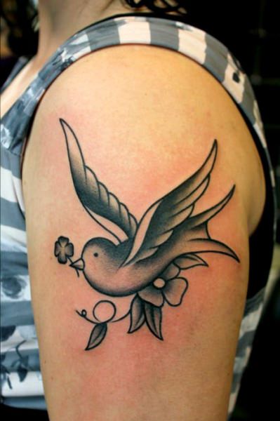 Значение, которым обладает татуировка с ласточкой
