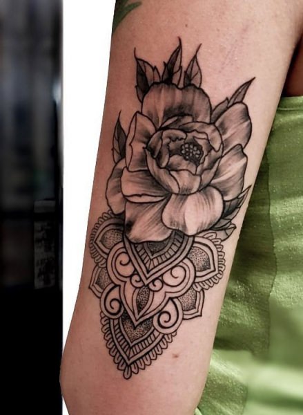Значение татуировки с красивыми цветками пиона — символика, кому подходит