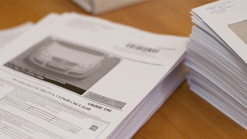 Российских автомобилистов могут начать штрафовать после выброса мусора