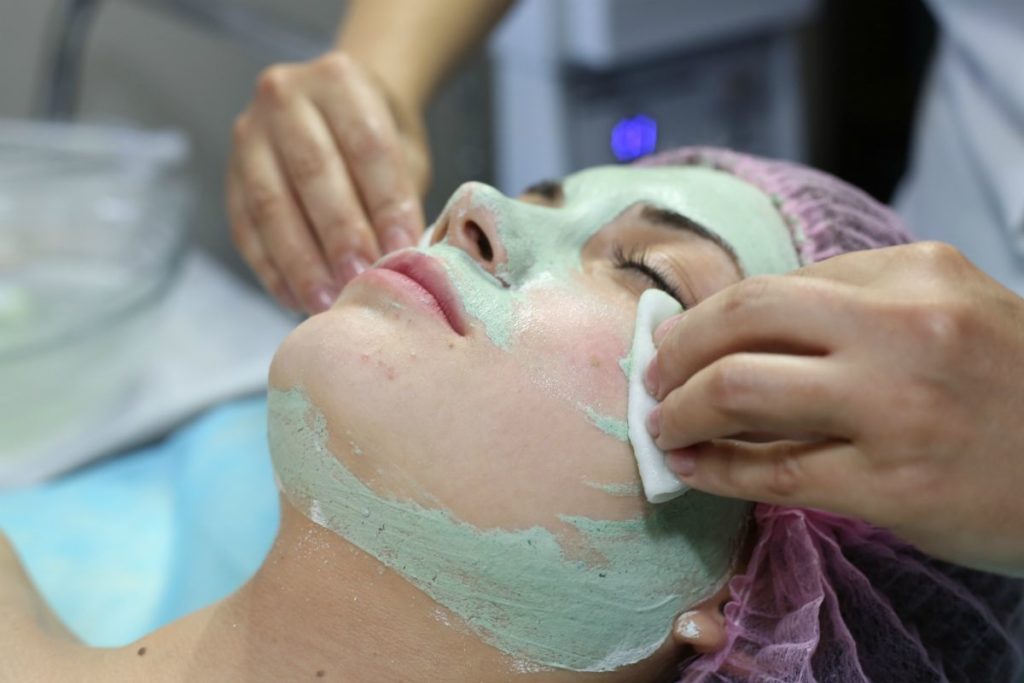 Применение кислотного пилинга: показания и противопоказания